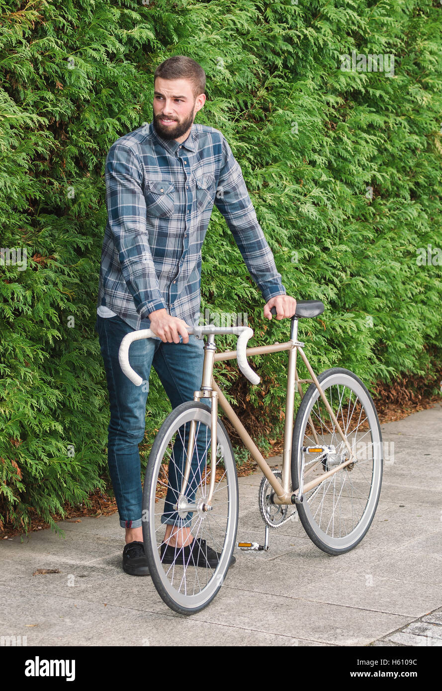 Hipster Mand mit Bart und seinem Fixie Fahrrad im freien Stockfoto