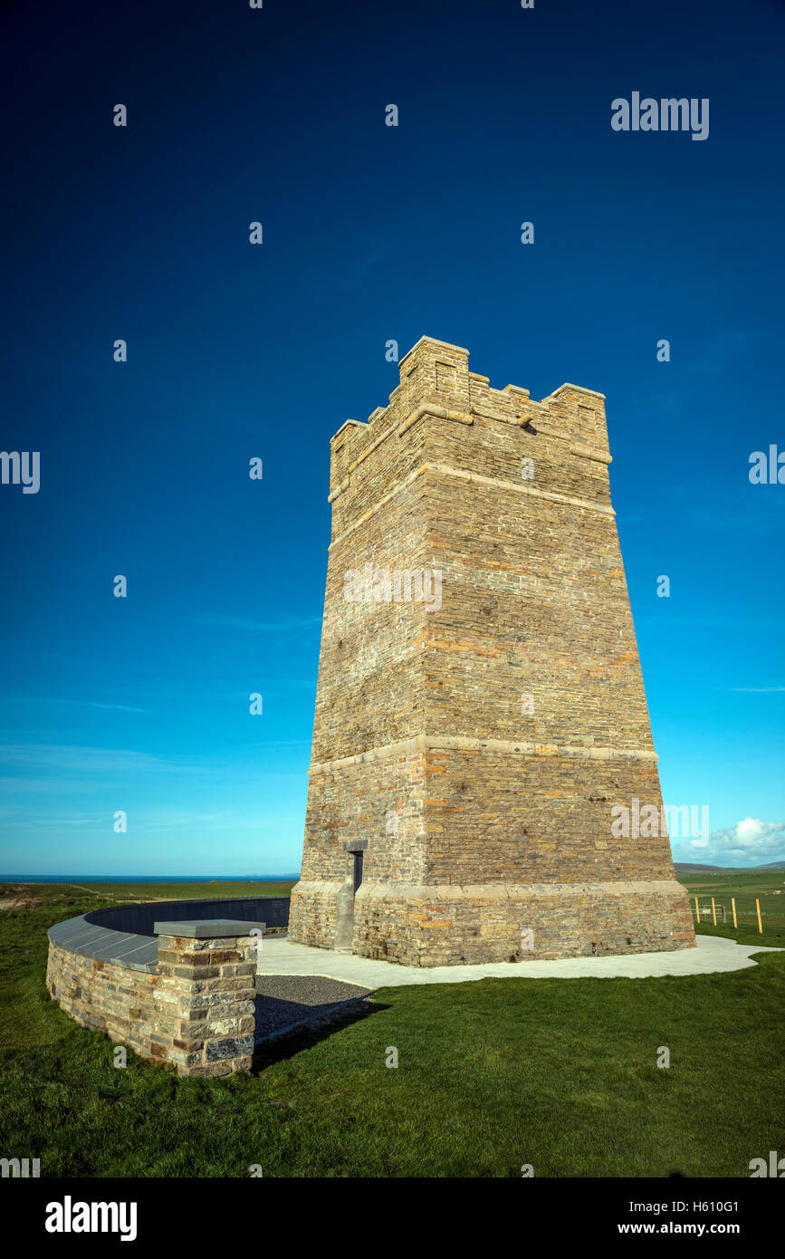 Kitchener Memorial Tower auf den Klippen am Marwick Head, Mainland Orkney, Schottland, UK Stockfoto