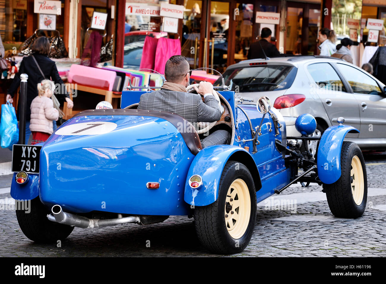 Altes Auto in Montmartre Straße von Paris, Frankreich Stockfoto