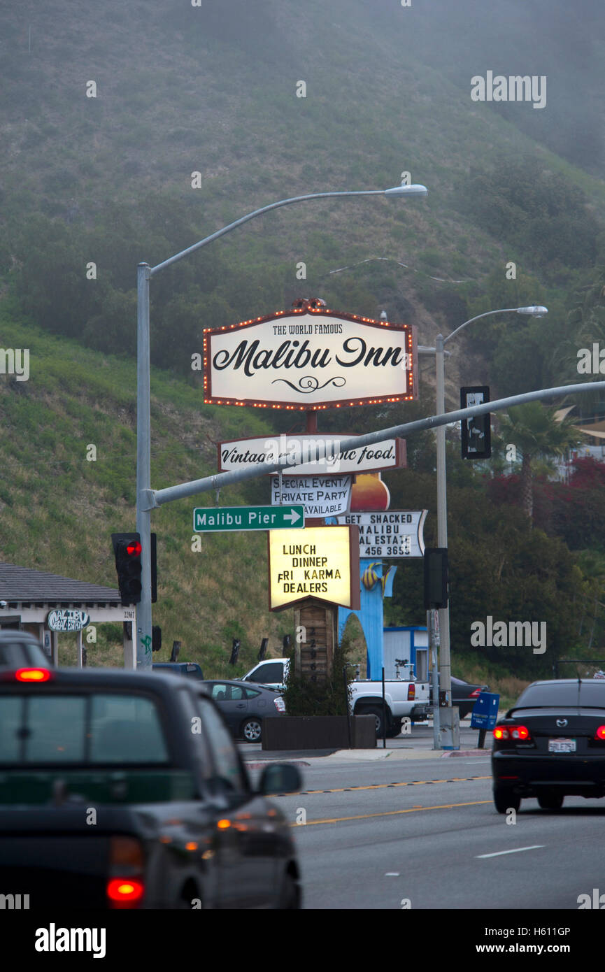 Malibu Inn Schild am Pacific Coast Highway Stockfoto