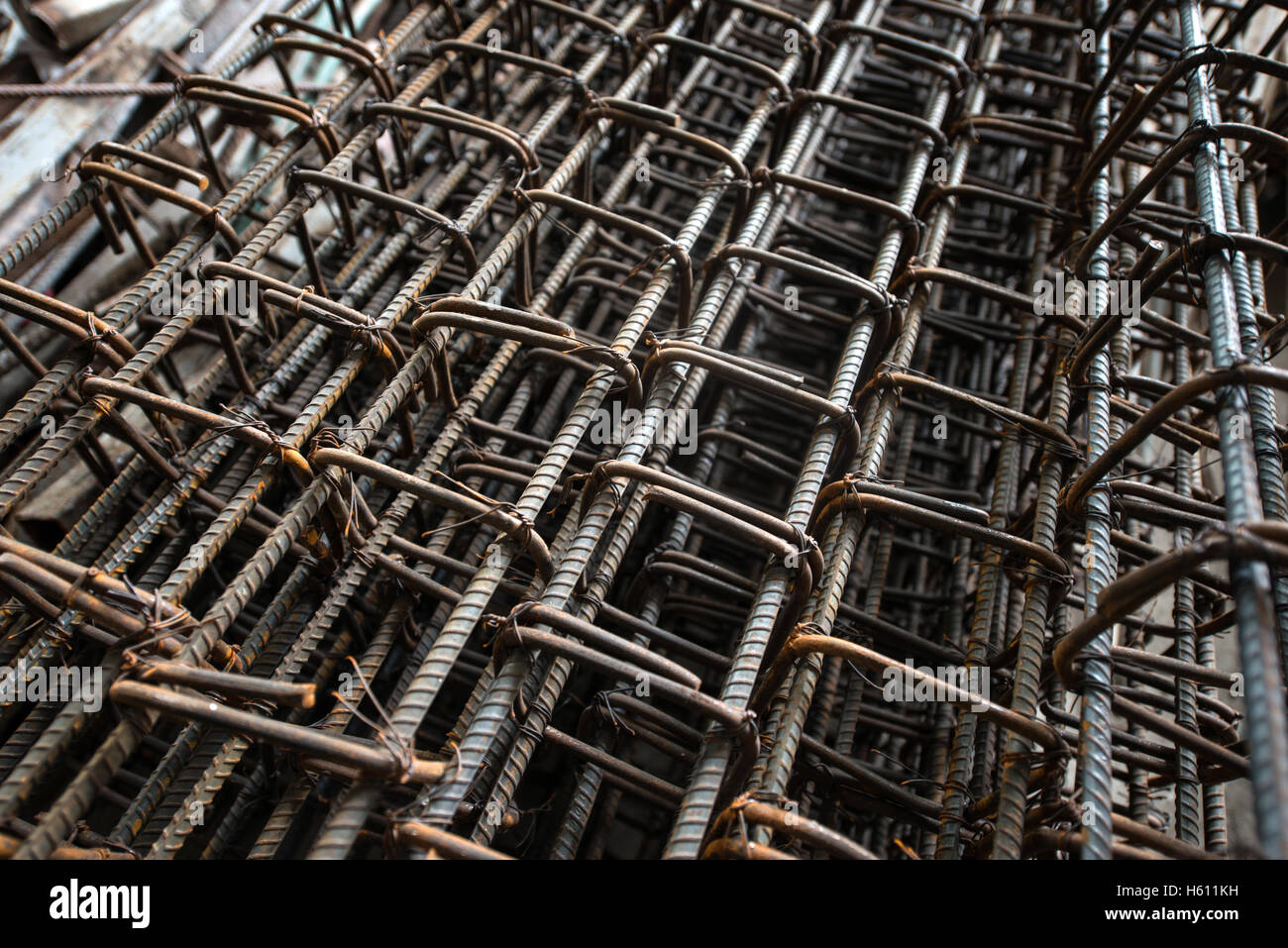 Stahlstäbe für die Verstärkung von Beton auf der Baustelle Stockfoto
