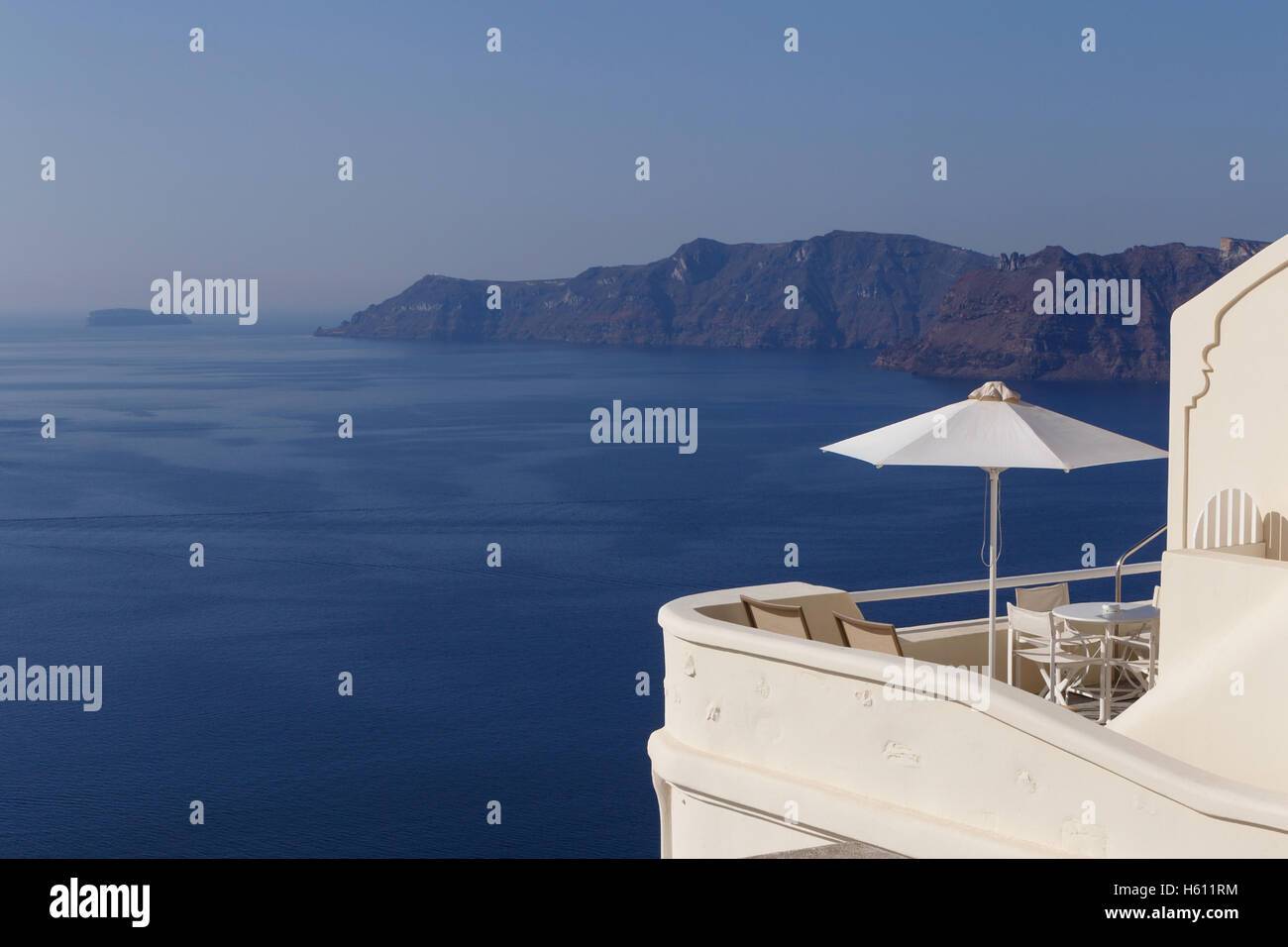 Balkon mit Blick auf Caldera von Santorin-Hotels in Oia Stockfoto