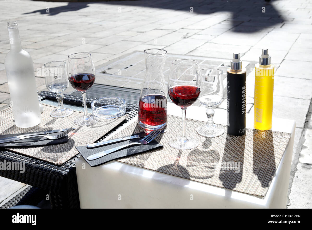 Rot Wein dunkel Clairet Glas Karaffe Mittagessen Rosenöl Stockfoto