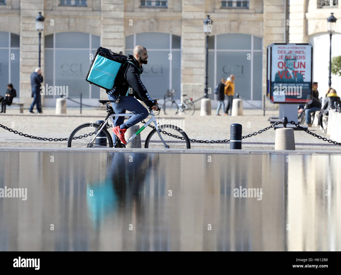 Deliveroo Reiter Lieferung essen Place De La Bourse Stockfoto