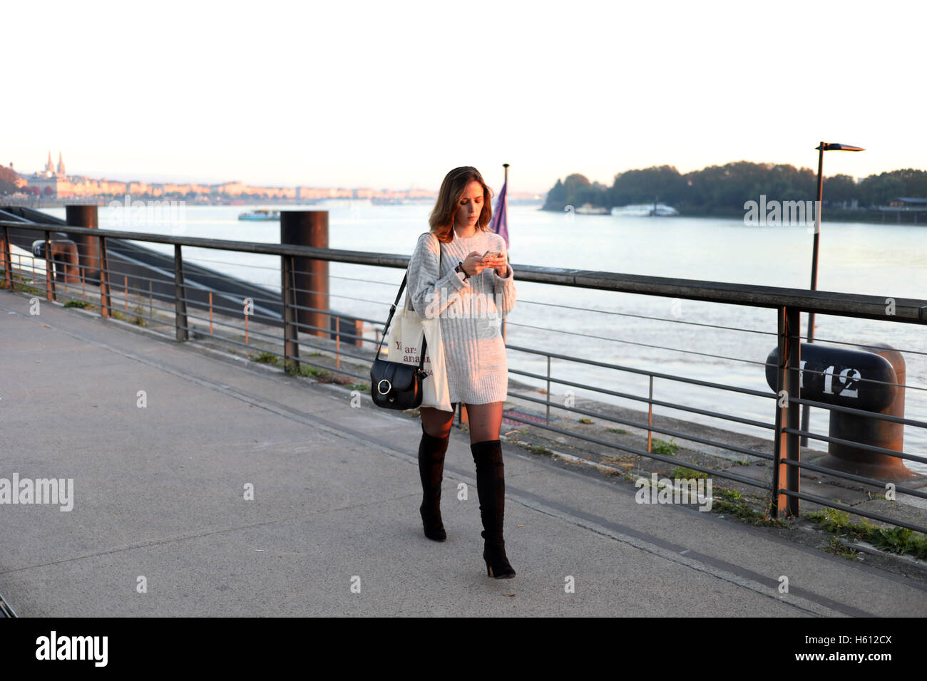 attraktive Frau zu Fuß entlang der Ufer der Garonne Stockfoto