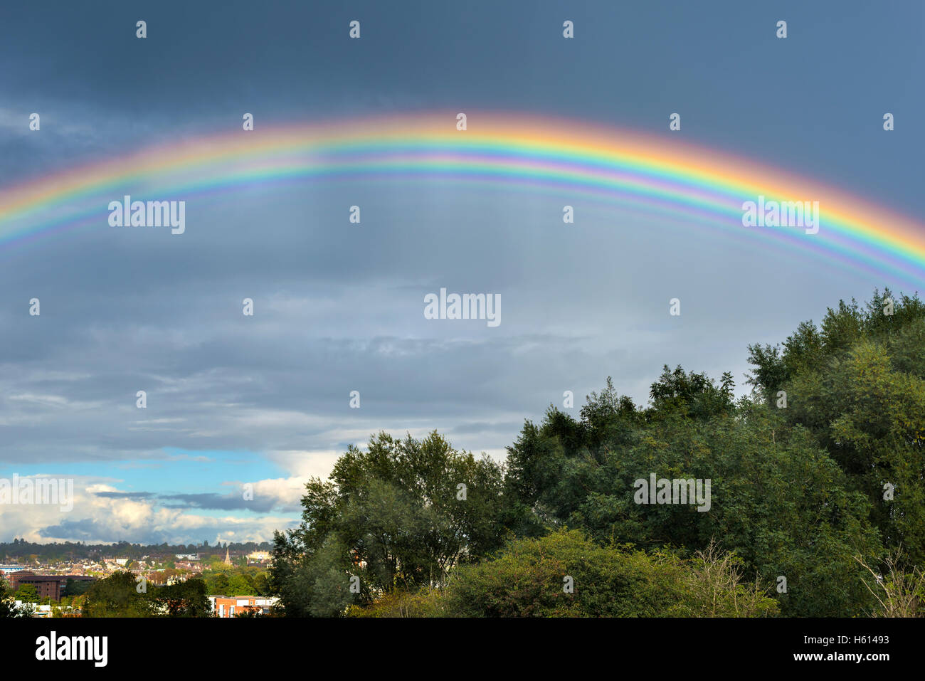 Seltene und bizarre mehrere Regenbogen über einer englischen Stadt Stockfoto