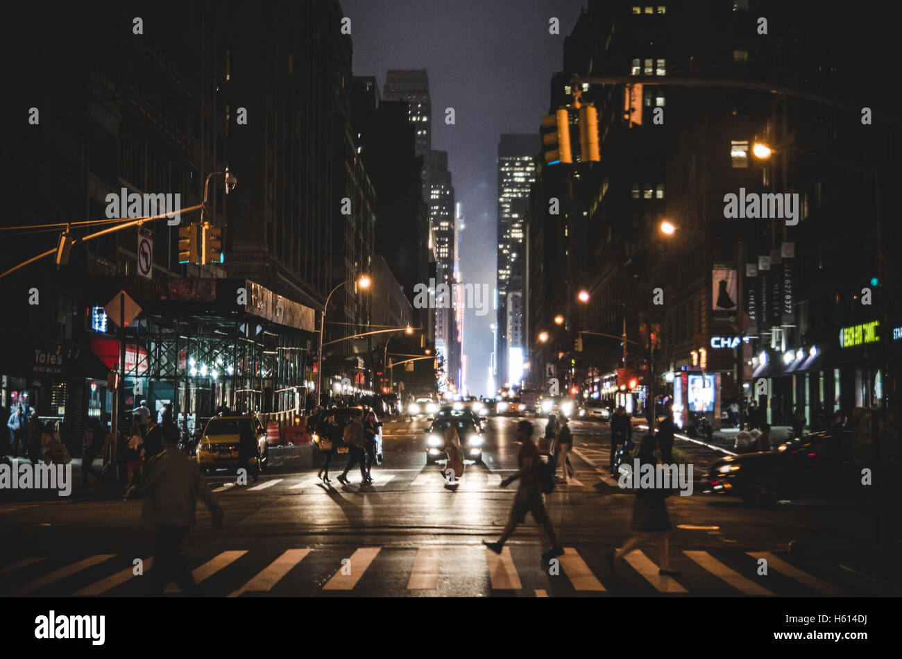 Schnittpunkt in der Nacht, New York City, New York, USA Stockfoto