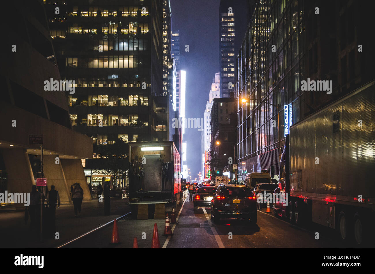Pkw-Verkehr in Midtown Manhattan in der Nacht, New York City, New York, USA Stockfoto