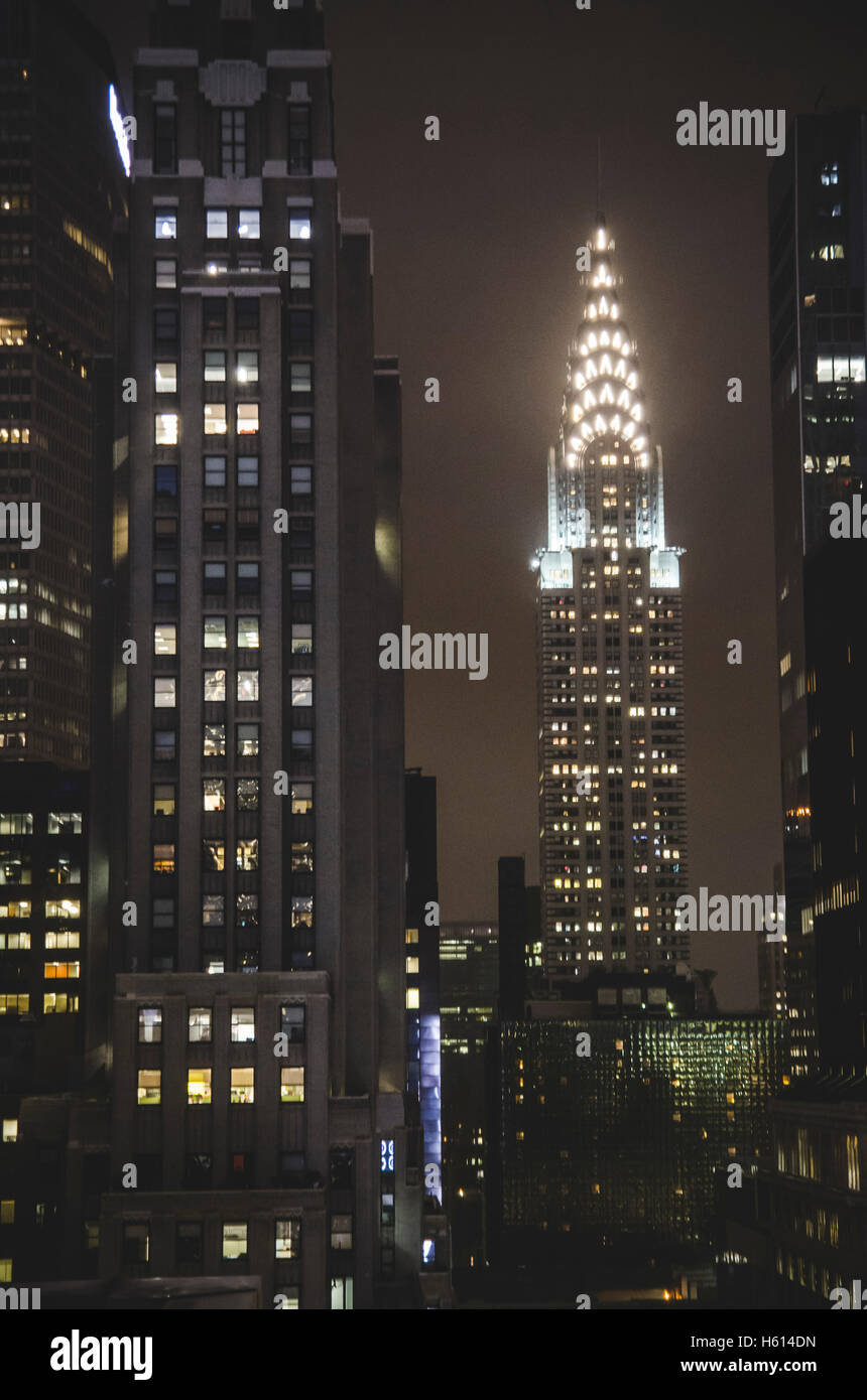 Ansicht vom Chrysler Building beleuchtet in der Nacht, New York City, New York, USA Stockfoto