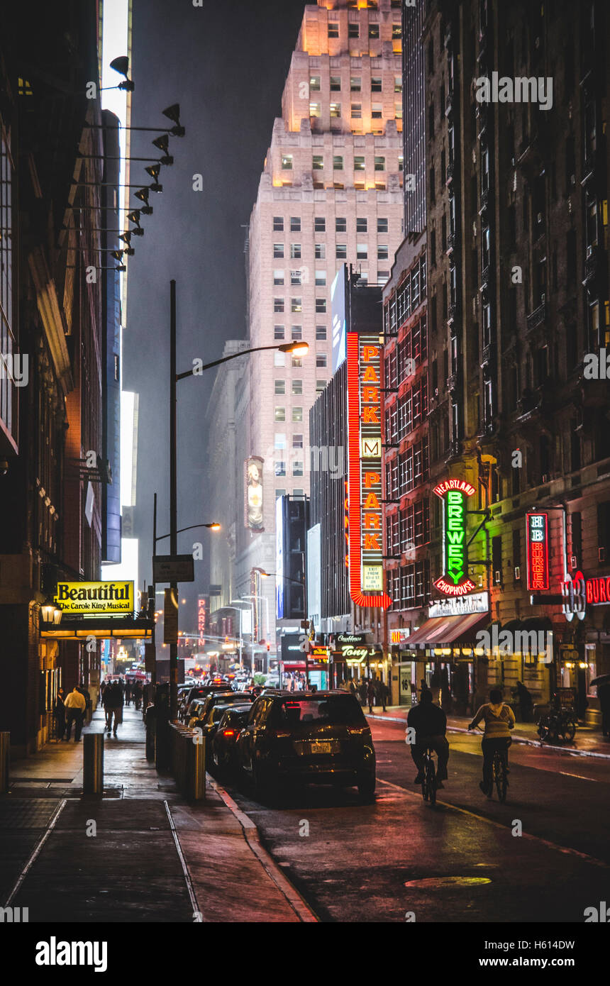 Blick auf Midtown Manhattan von Leuchtreklamen beleuchtet in der Nacht, New York City, New York, USA Stockfoto