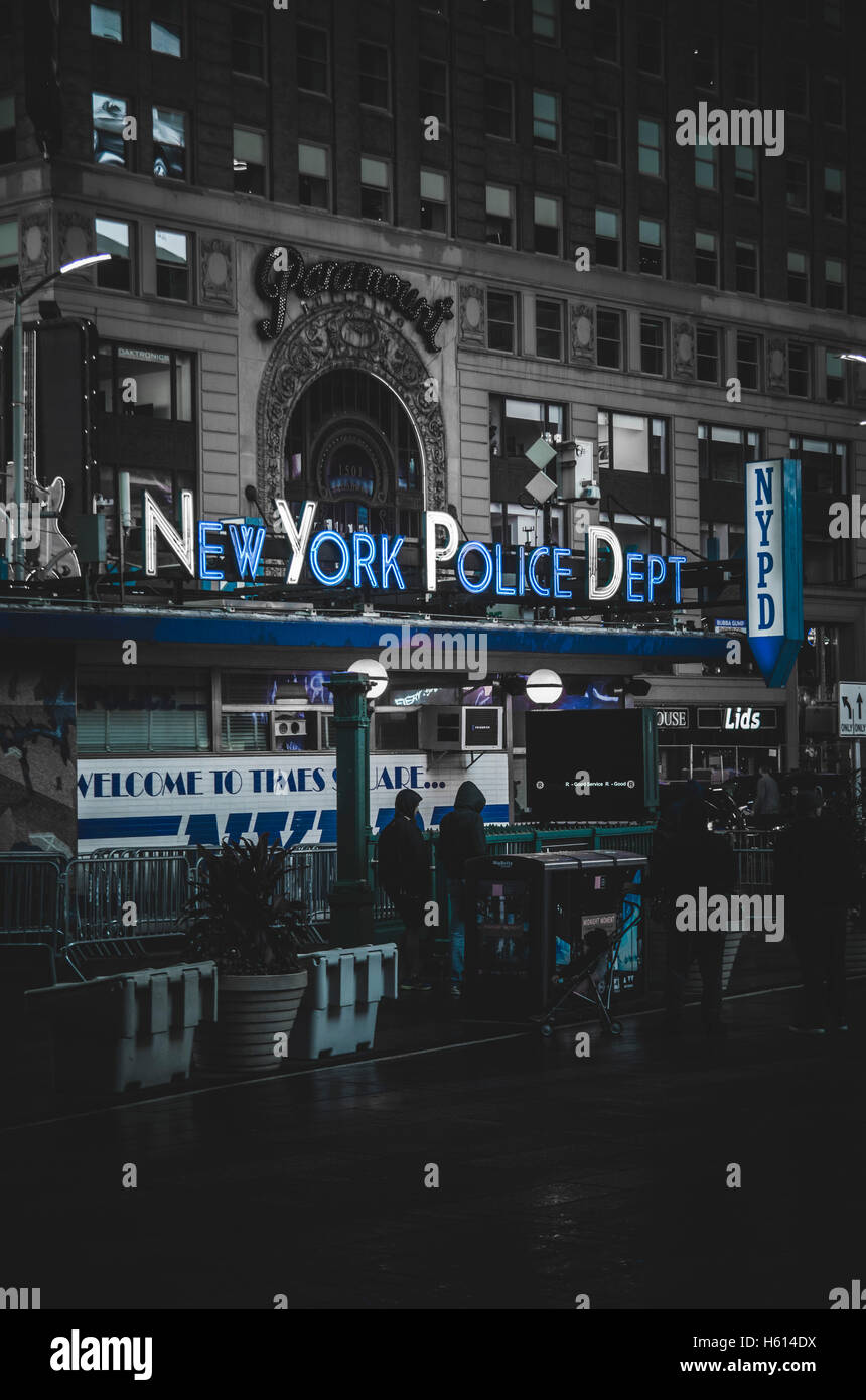 New York Police Department Zeichen in der Nacht, New York City, New York, USA Stockfoto