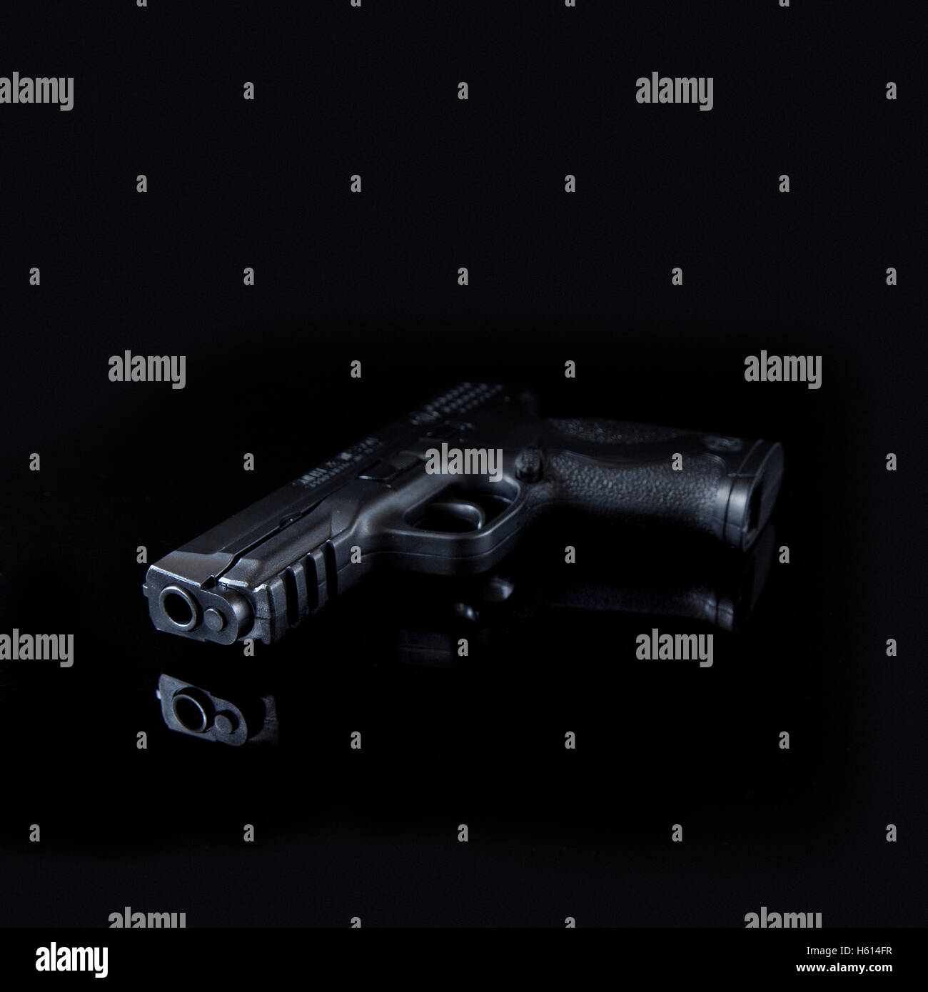 Pistole auf schwarzem Hintergrund Stockfoto