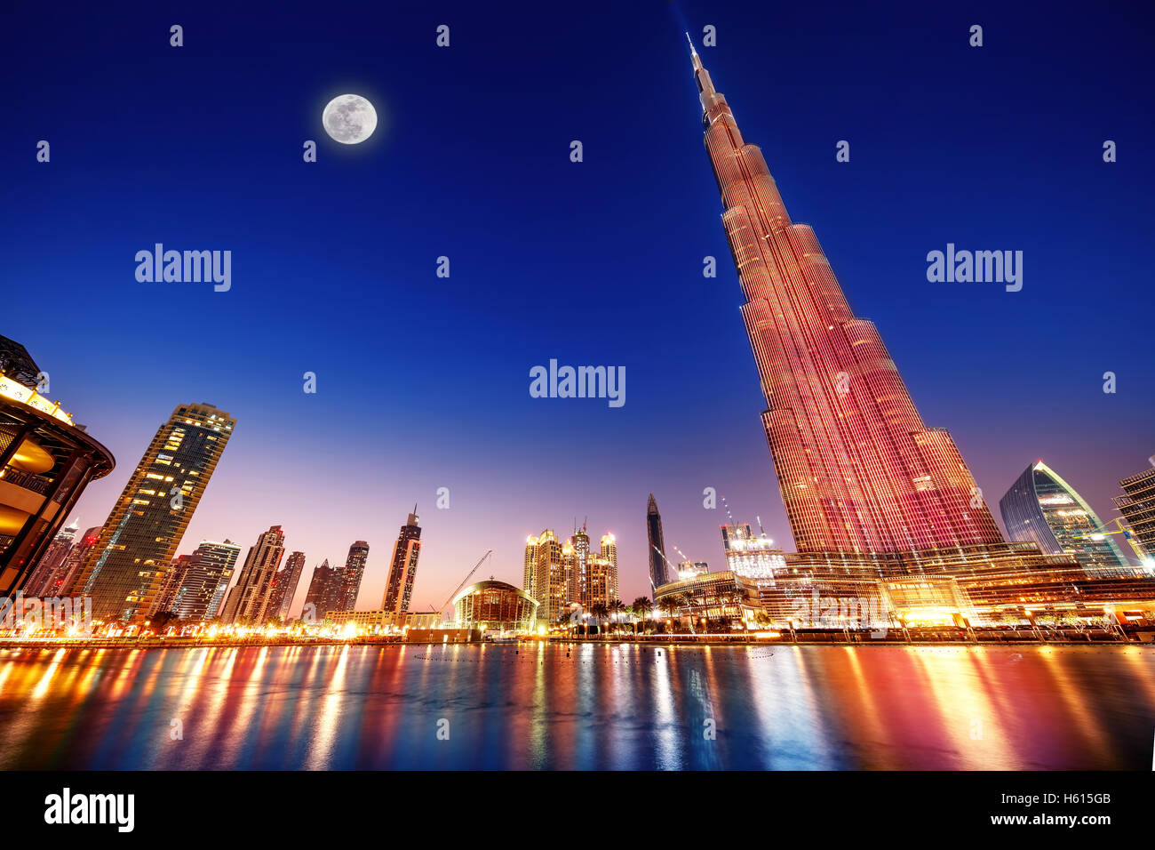 DUBAI, Vereinigte Arabische Emirate - 17. Februar: Burj Khalifa und Brunnen - Turm weltweit höchsten auf 828m in der Nacht mit Mondlicht Stockfoto