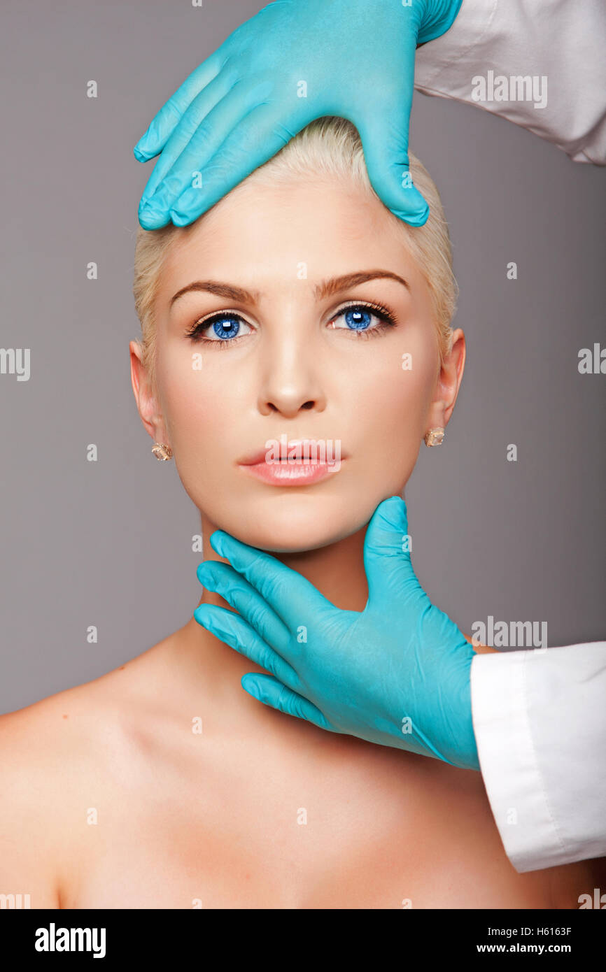 Schönes Gesicht der jungen Frau für Ästhetik-Gesichtspflege-Konzept von kosmetischen plastischen Chirurgen Kosmetikerin berührt. Stockfoto