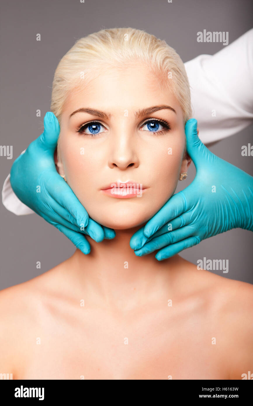 Schönes Gesicht der jungen Frau für Ästhetik-Gesichtspflege-Konzept von kosmetischen plastischen Chirurgen Kosmetikerin berührt. Stockfoto