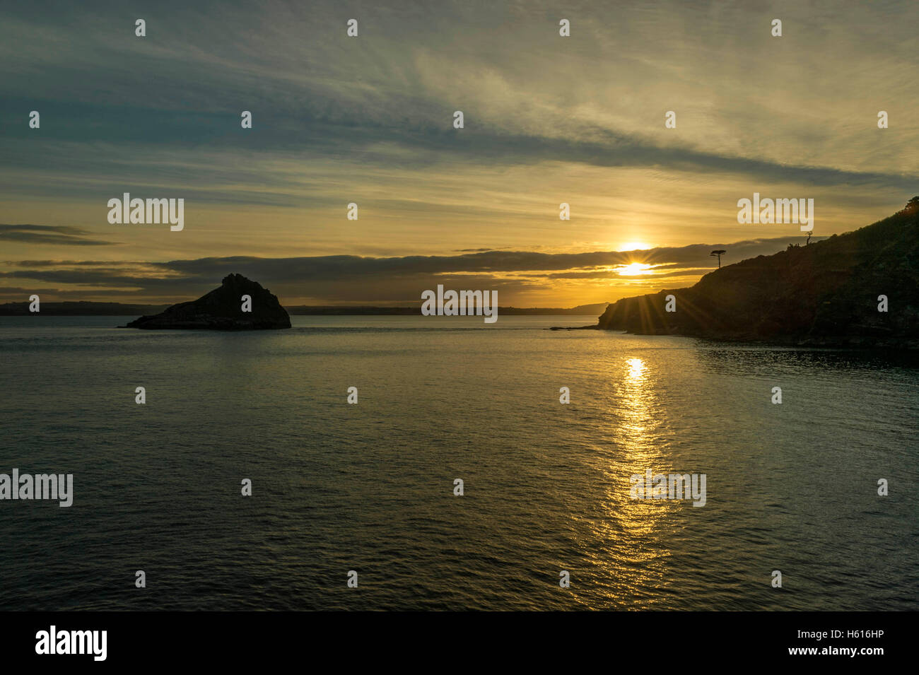 Schöner Sonnenuntergang über Thatchers Fels und Torbay an einem feinen Sommerabend. Torquay, Devon. Stockfoto