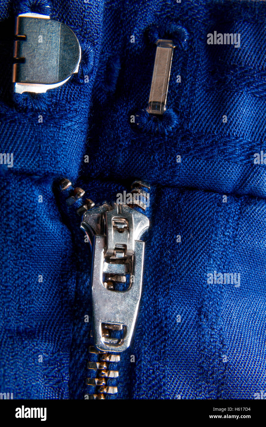 Fragment der blaue Jacke mit Metall-Reißverschluss. Ziplock Hintergrund. Stockfoto