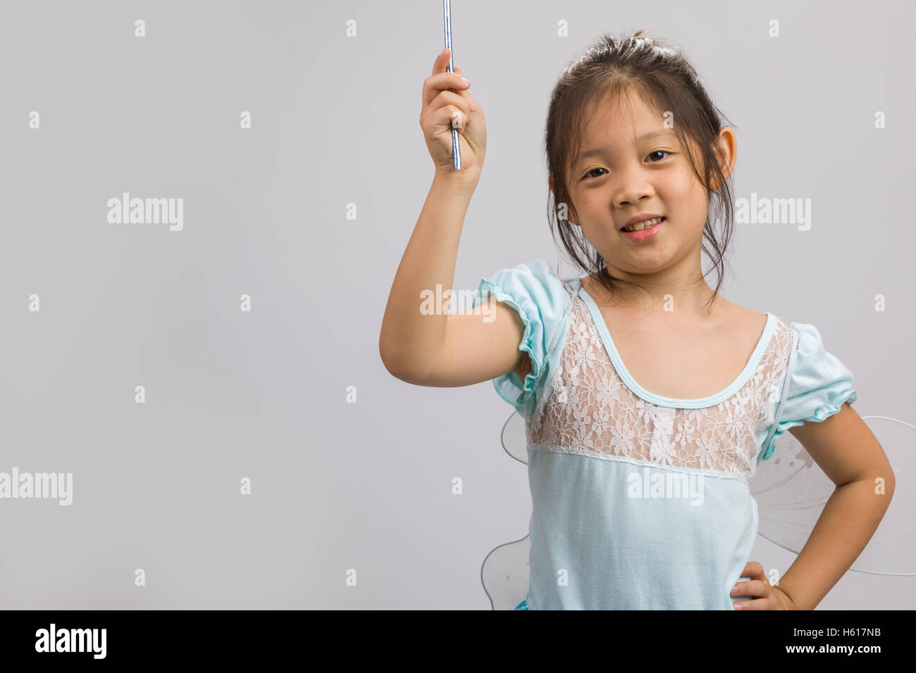 Kind im Ballett Kleid, isoliert auf weißem Hintergrund. Stockfoto