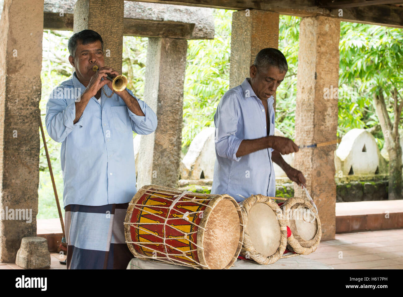Traditionelle Musik in Puja, Lankatilake Tempel aus dem 14. Jahrhundert, Kandy, Sri Lanka Stockfoto