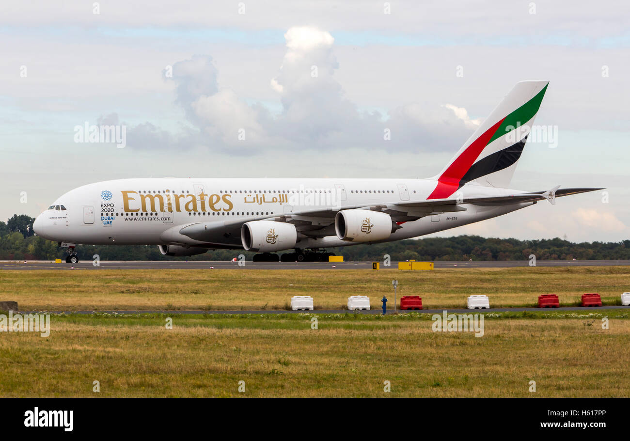 Flughafen Düsseldorf-International, Fluggesellschaft Emirates Airbus A380-800, auf dem Taxiway zum Tor Stockfoto