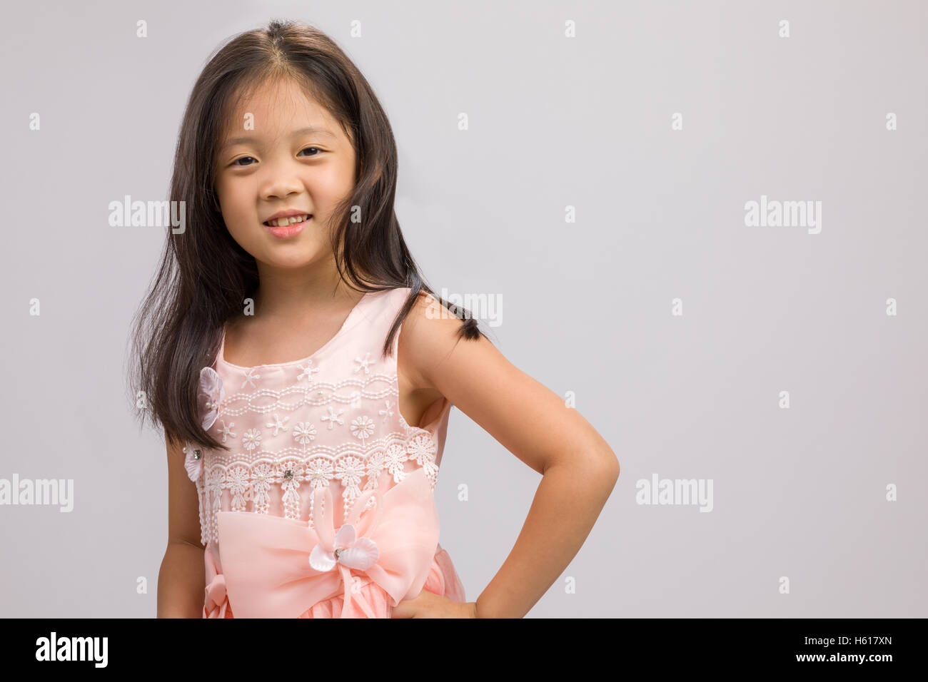 Kid im Pfirsich Prinzessin Kleid, isoliert auf weißem Hintergrund. Stockfoto