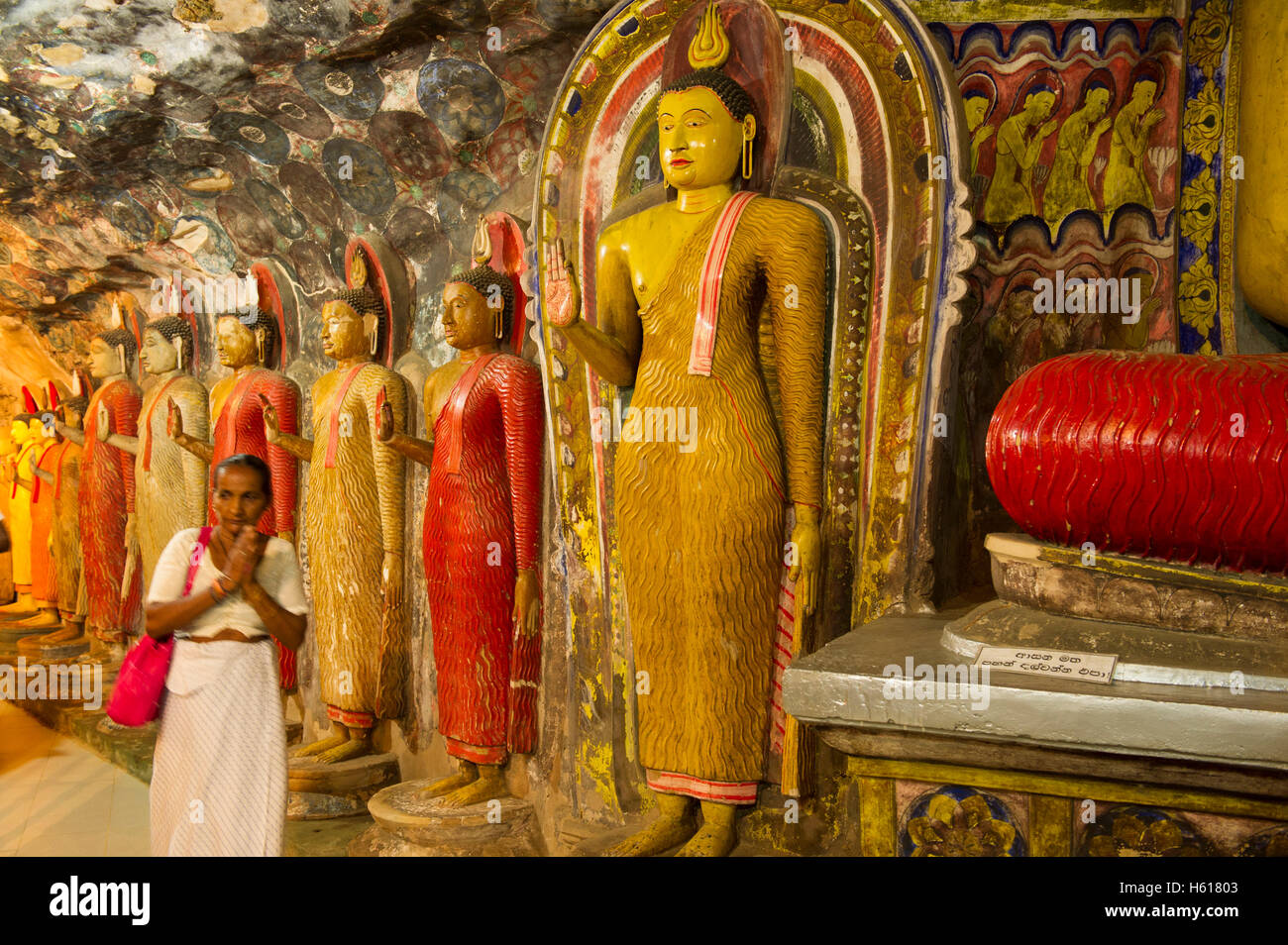 Pilger am Ridi Vihara (silberne Tempel), in der Nähe von Colombo, Sri Lanka Stockfoto