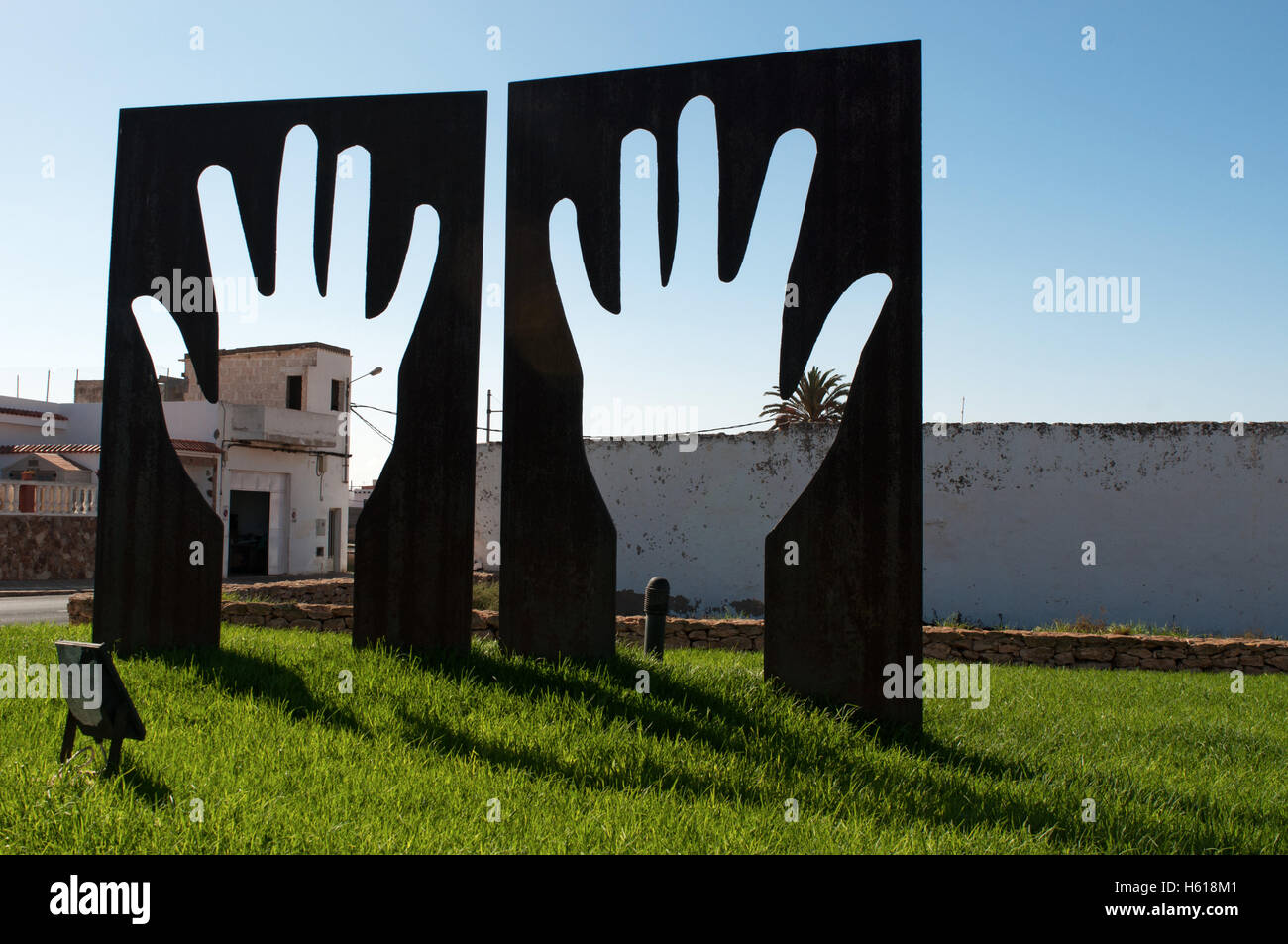 Fuerteventura, Kanarische Inseln, Nordafrika, Spanien: Eine öffentliche Metall Skulptur der Hände in einen Kreisverkehr in der kleinen Stadt Antigua, Skyline Stockfoto