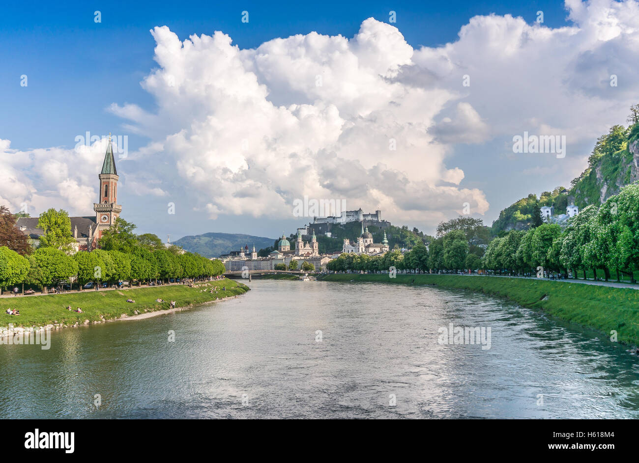 Schöne Aussicht auf die Skyline von Salzburg mit Festung Hohensalzburg und Salzach Fluss im Sommer, Salzburg, Salzburger Land, Österreich Stockfoto