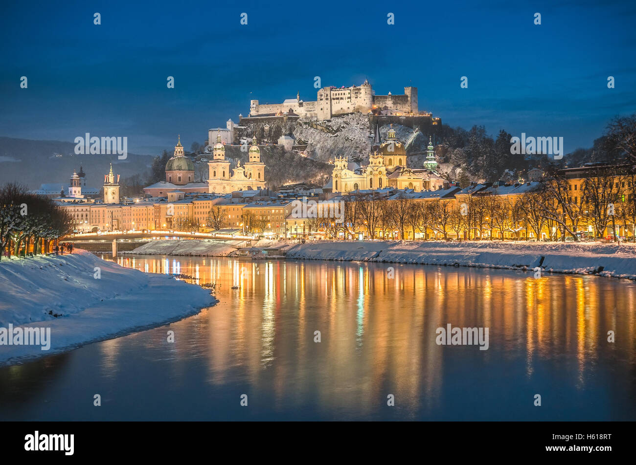 Klassische Ansicht von der historischen Stadt Salzburg mit Salzach Fluss im Winter während der blauen Stunde, Salzburger Land, Österreich Stockfoto