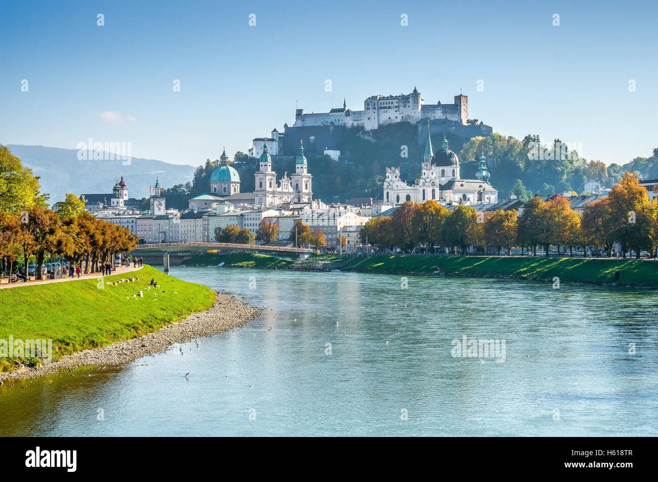 Schöne Aussicht auf die Skyline von Salzburg mit Festung Hohensalzburg und Salzach Fluss im Sommer mit dramatischen Wolkengebilde, Salzburg, Sa Stockfoto