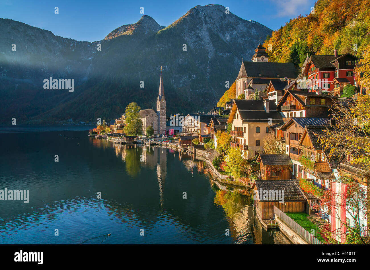 Klassische Postkartenblick auf berühmte Hallstatt Bergdorf mit Hallstätter See in den Alpen bei Sonnenaufgang, Salzkammergut, Österreich Stockfoto