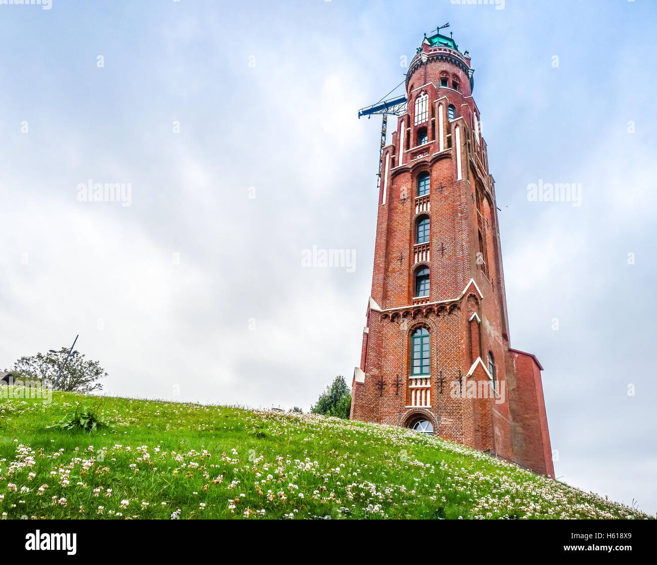 Schöner Blick auf die Altstadt besitzt-Leuchtturm (Simon Loschen Turm) im berühmten Havenwelten in der hanseatischen Stadt Bremerhaven, Deutschland Stockfoto