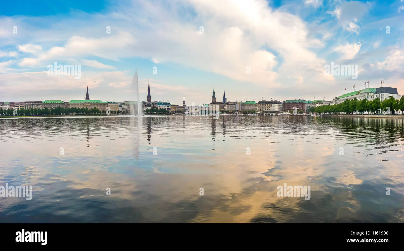 Panorama des berühmten Binnenalster (inneren Alster See) im goldenen Abendlicht bei Sonnenuntergang, Hamburg, Deutschland Stockfoto