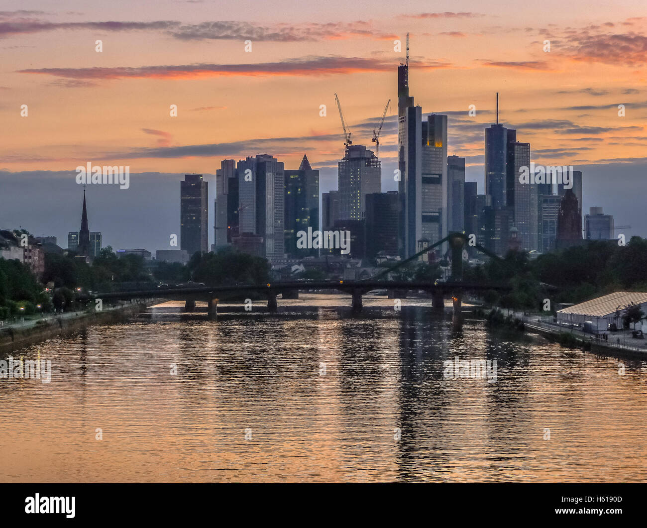 Schöne Aussicht auf die Skyline von Frankfurt Am Main im goldenen Abendlicht in der Abenddämmerung, Deutschland Stockfoto