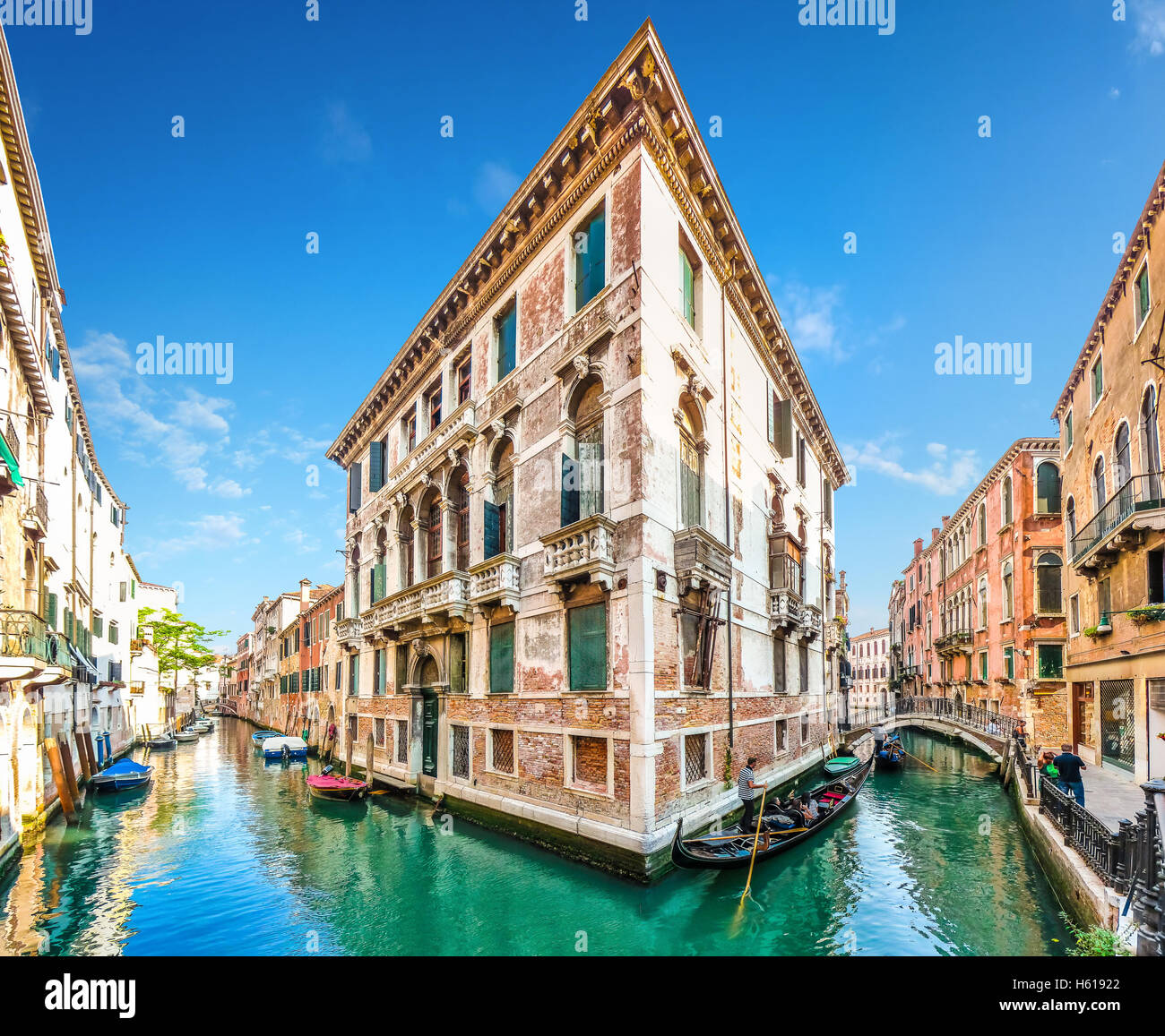 Typische romantische Szene mit traditionellen Gondeln auf Kanälen zwischen historischen venezianischen Gebäude in Venedig, Italien Stockfoto