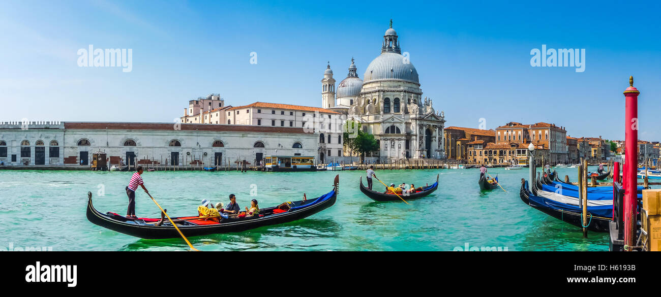 Traditionellen Gondeln am Canal Grande mit historischen Basilika di Santa Maria della Salute im Hintergrund, Venedig, Italien Stockfoto