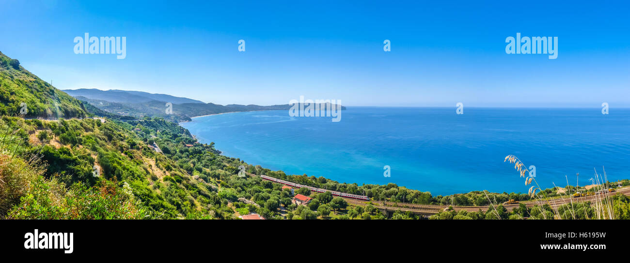 Panoramablick auf der wunderschönen Küstenlandschaft an der Cilento-Küste am Capo Palinuro, Provinz von Salerno, Kampanien, Süditalien Stockfoto