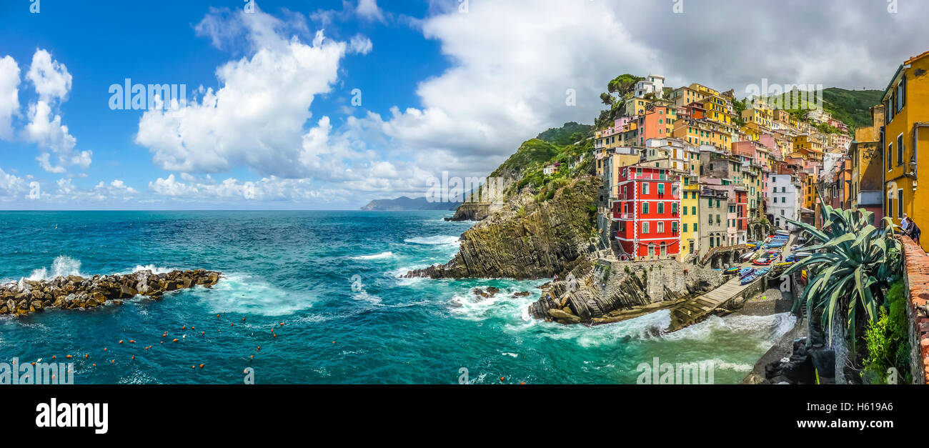 Panoramablick von Riomaggiore, eines der fünf berühmten Fischer Dörfer der Cinque Terre in Ligurien, Italien Stockfoto