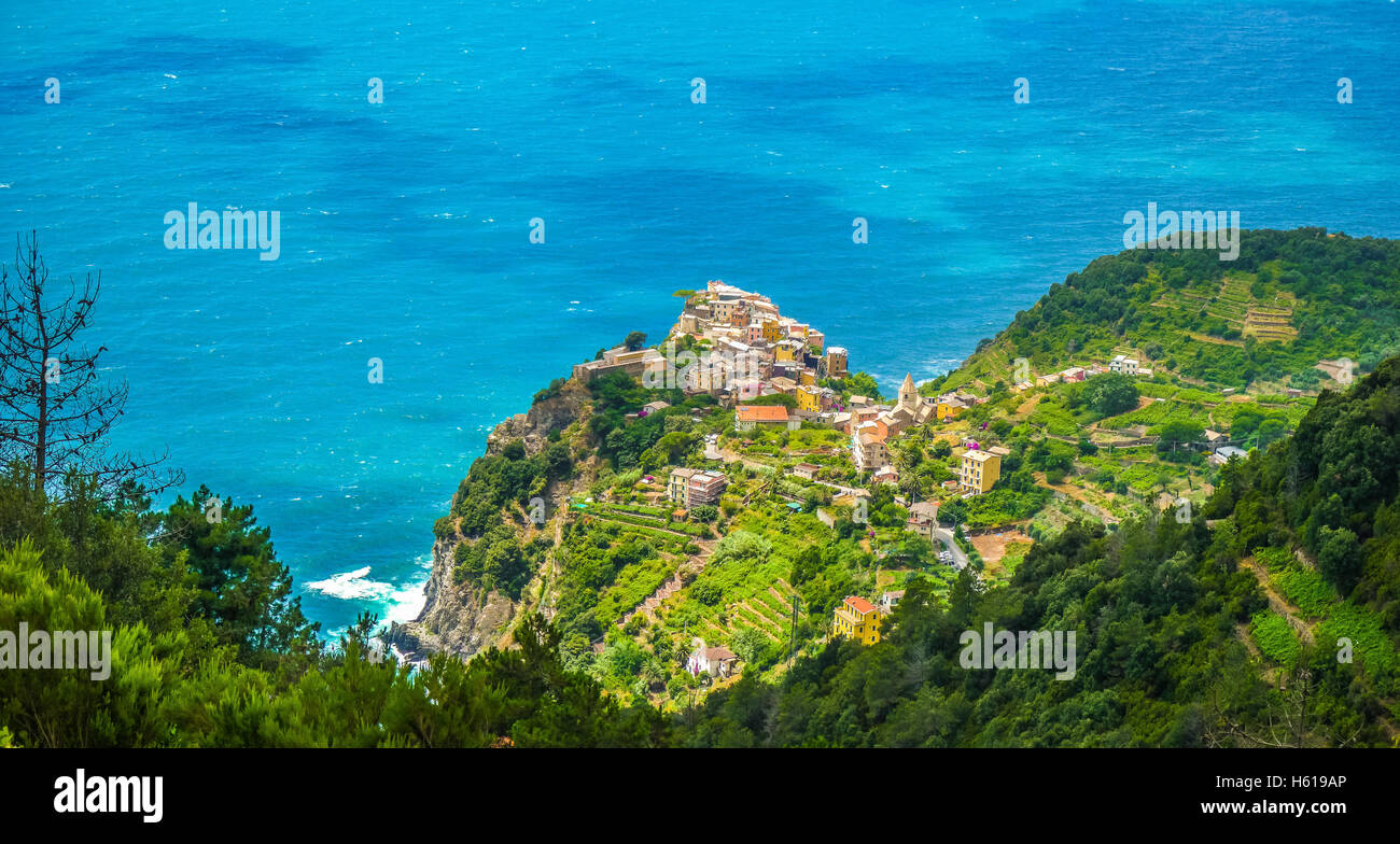 Panoramablick auf das schöne Städtchen Manarola, eines der fünf berühmten Fischer Dörfer der Cinque Terre mit dramatischen Wolkengebilde, Cinque Terre, Italien Stockfoto
