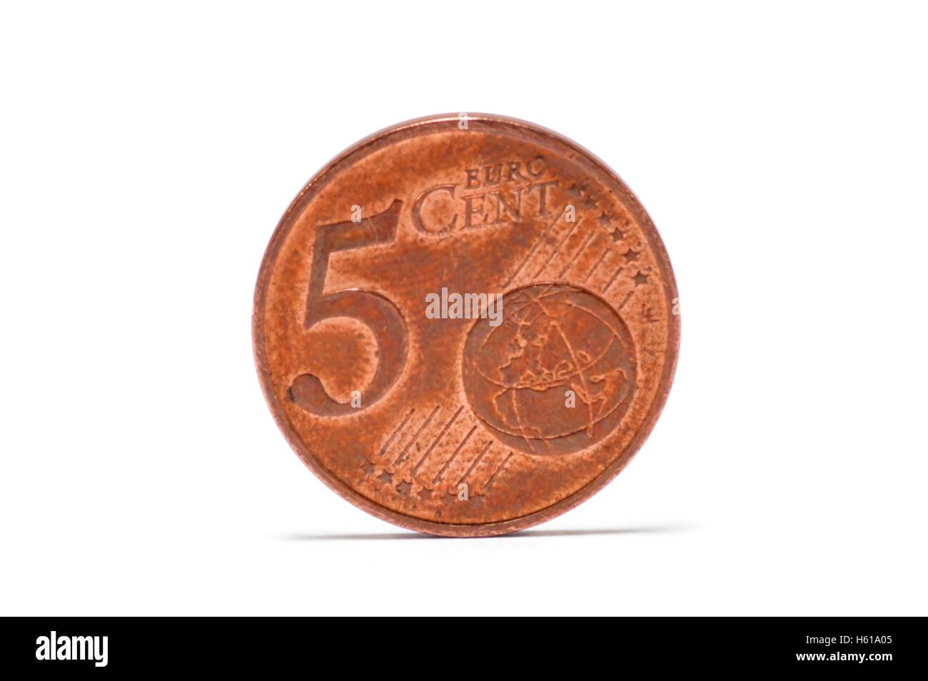 Fünf-Cent-Münze von Euro setzen Sie auf der Seite auf weißen Grund. Stockfoto