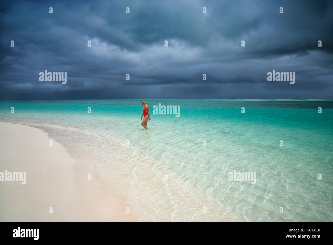 Frau zu Fuß im Wasser. Turks- und Caicosinseln. Stockfoto