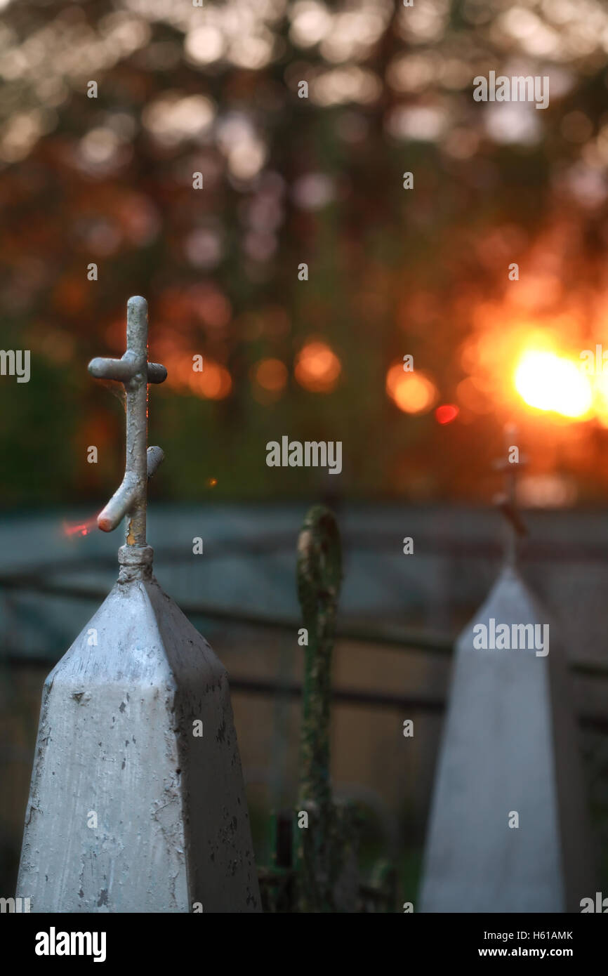 Nahaufnahme der alten Metall-schwere Kreuz auf Christentum Friedhof gegen Sonnenuntergang Stockfoto