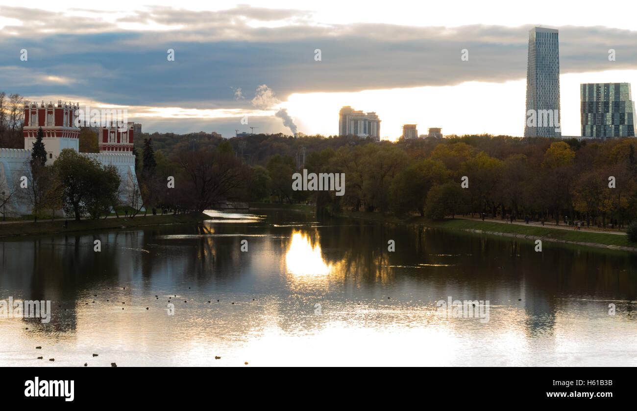 Nowodewitschi-Kloster und Wolkenkratzer bei Sonnenuntergang Stockfoto