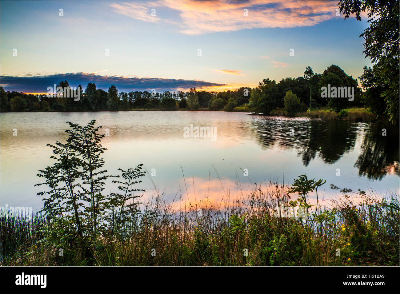 Spät Sommer Sonnenaufgang auf einem der Seen im Cotswold Water Park Stockfoto