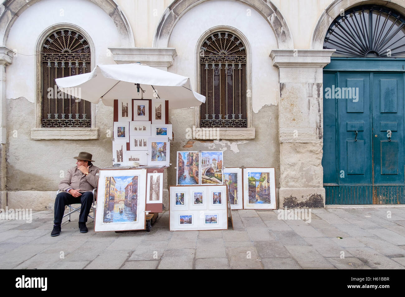 Venedig, Italien - Oktober 16, 2016:Elderly Künstler warten darauf, seine Zeichnungen an Touristen von Venedig in Italien zu verkaufen Stockfoto