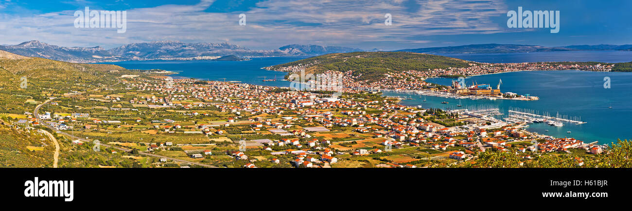 Panorama von Trogir von oben mit Kastela Bucht, Insel Ciovo, Biokovo-Gebirge und der Stadt Split, Dalmatien, Kroatien Stockfoto