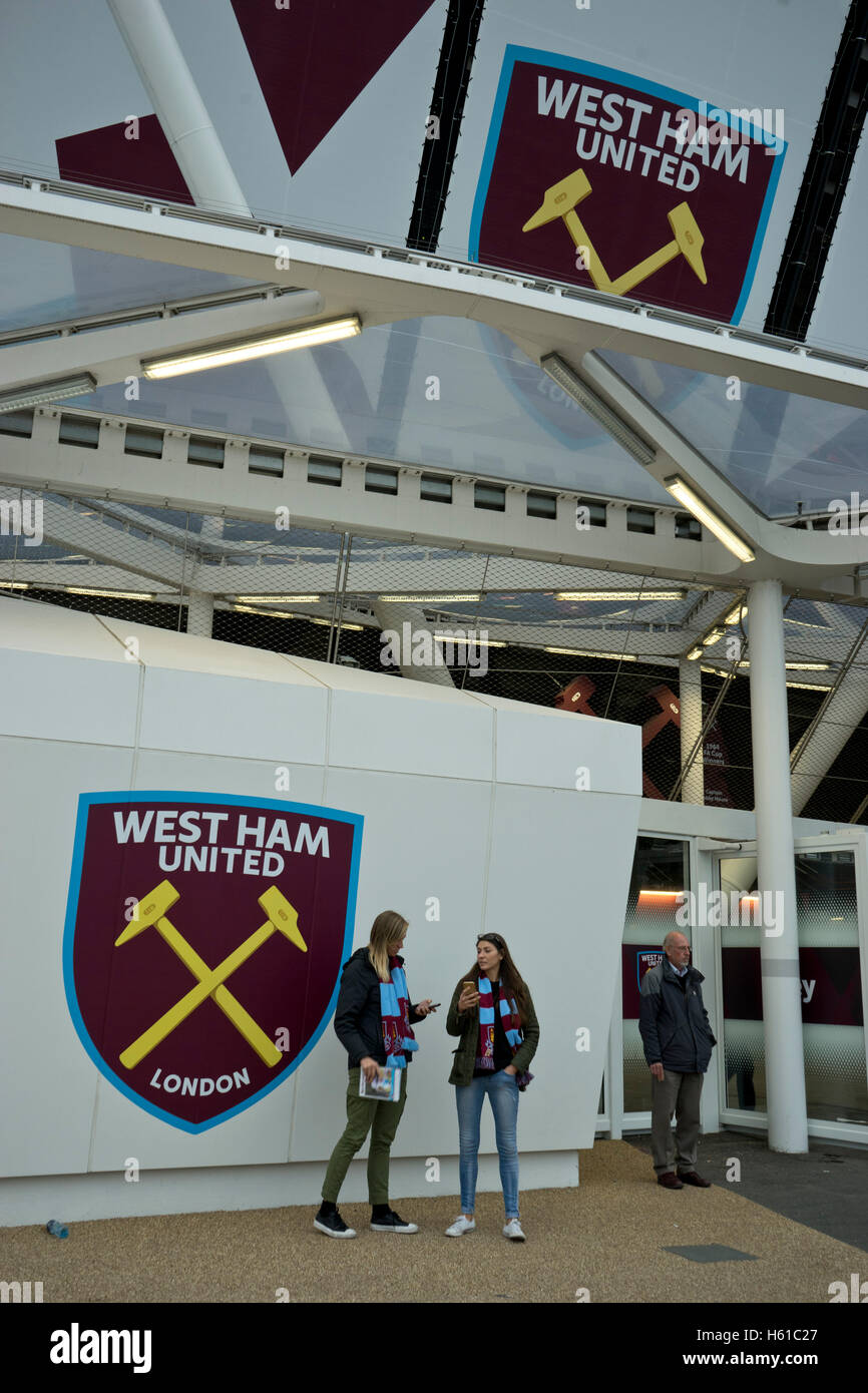 Fußball-Fans bei West Ham United Games im Olympiastadion London. UK Stockfoto