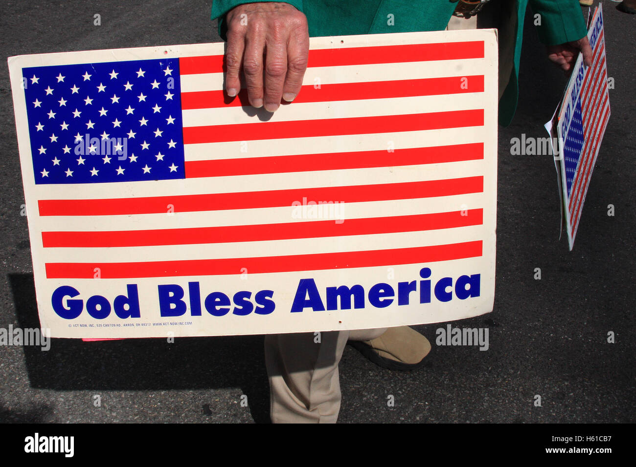 Person-Holding-Banner, die schreibt "God bless America" unter US-Flagge Stockfoto