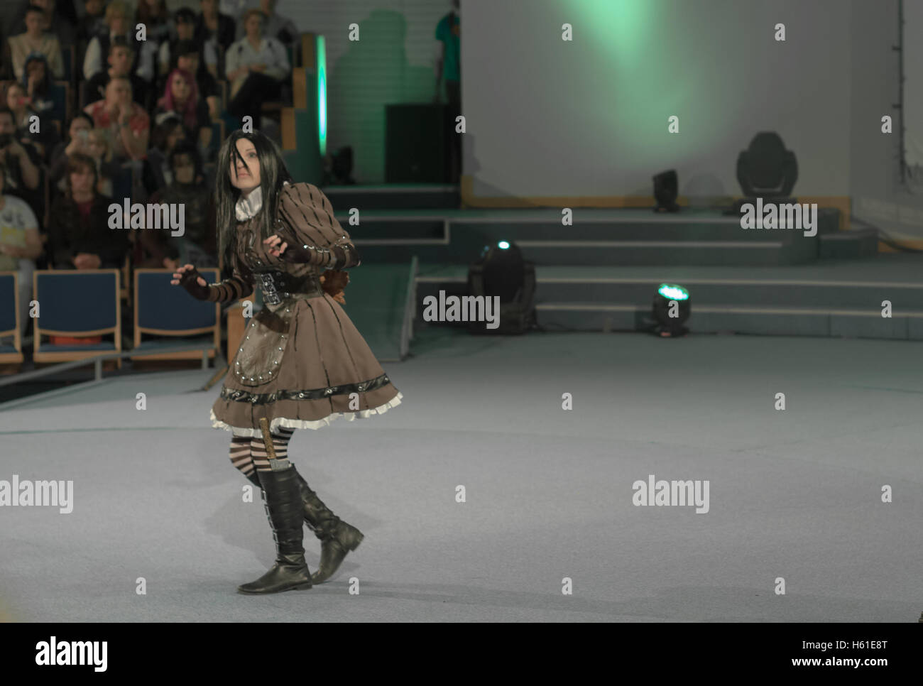 BRNO, Tschechische Republik - 30. April 2016: Cosplayer verkleidet als Charakter Alice Lidell aus Spiel Alice: Madness Returns Stockfoto