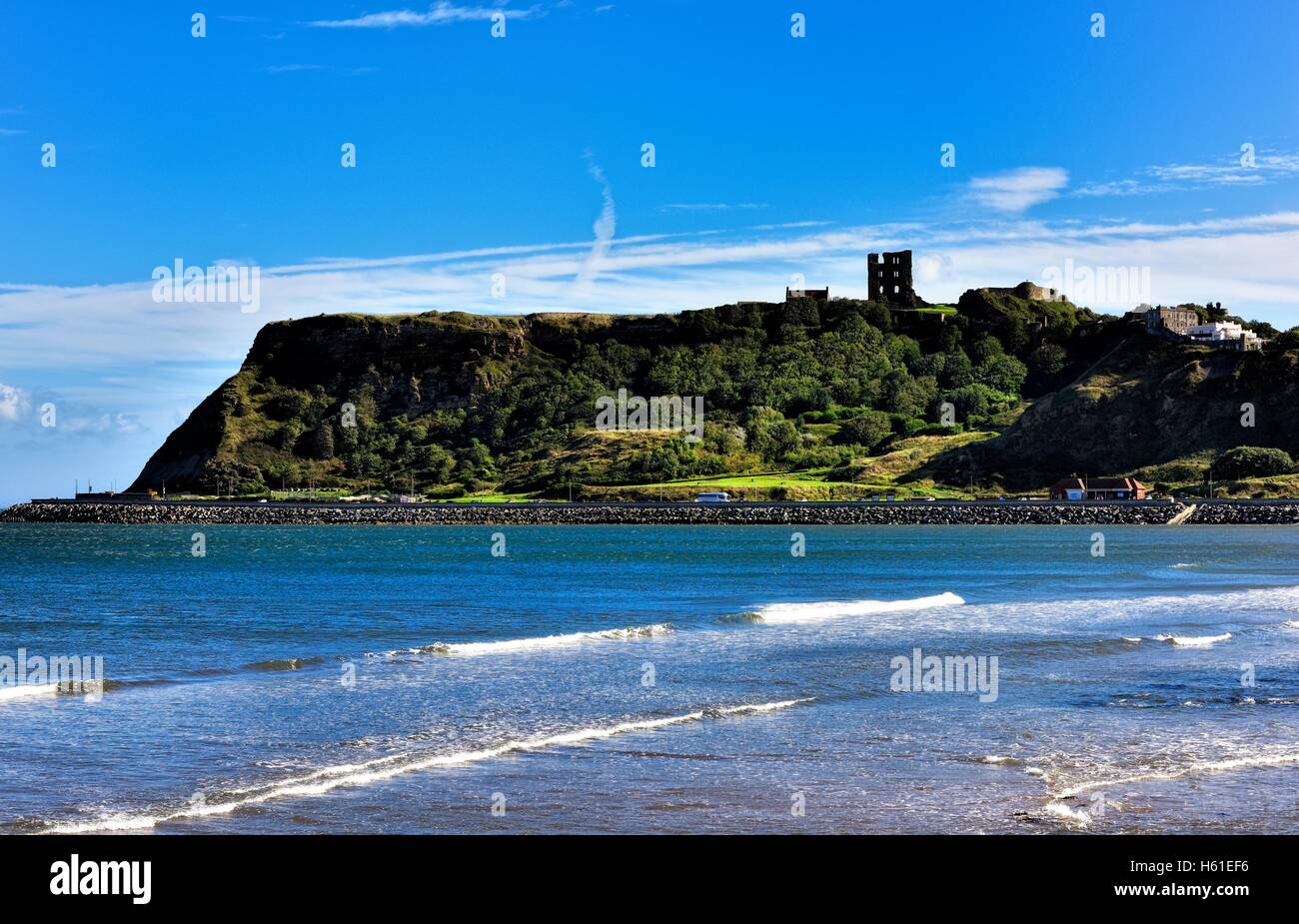 Scarborough North Bay mit dem Schloss in der Ferne, North Yorkshire, England UK Stockfoto